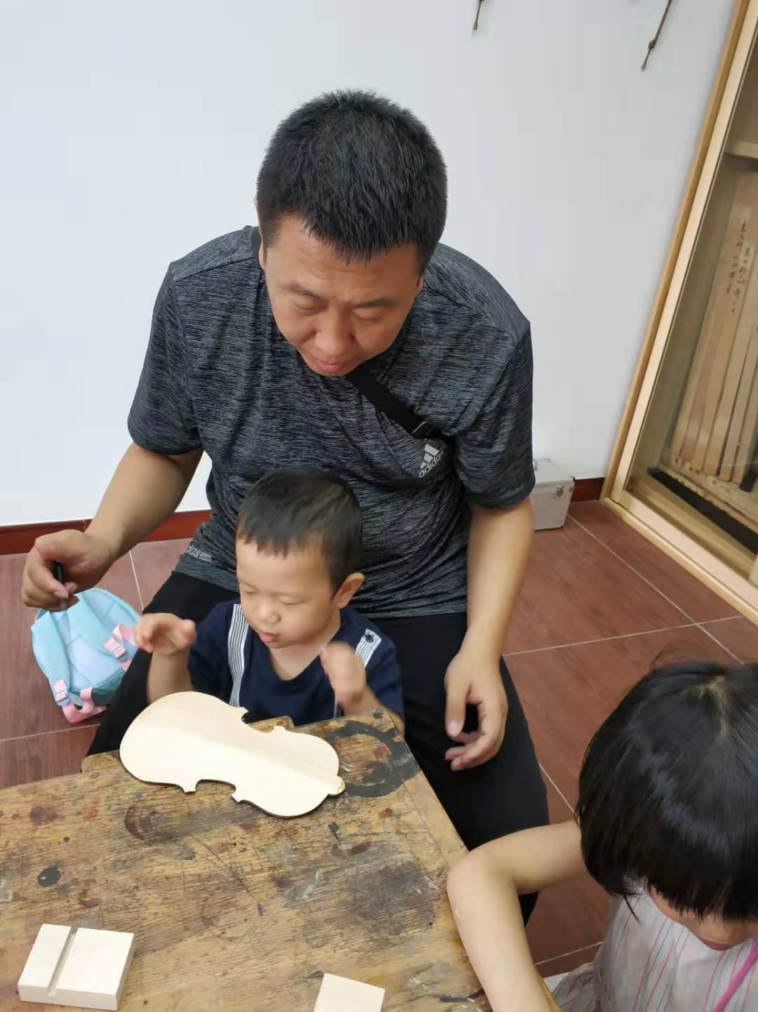 NYC紐約國際兒童俱樂部平谷早教中心：《探秘愛“琴”?！坊仡? /> 
</p>
<p>
	<br />
</p>
<p>
	專業(yè)的技師帶領小朋友們制作小提琴，小朋友們不僅了解了小提琴的制作工藝，還感受到了小提琴的音樂之美~
</p>
<p>
	<br />
</p>
<p>
	<br />
</p>
<p>
	《探秘愛“琴”?！坊顒訄A滿結束啦，期待我們更精彩的活動吧~
</p>
<p>
	<br />
</p>
<p>
	更多精彩，請關注 NYC紐約國際<a href=